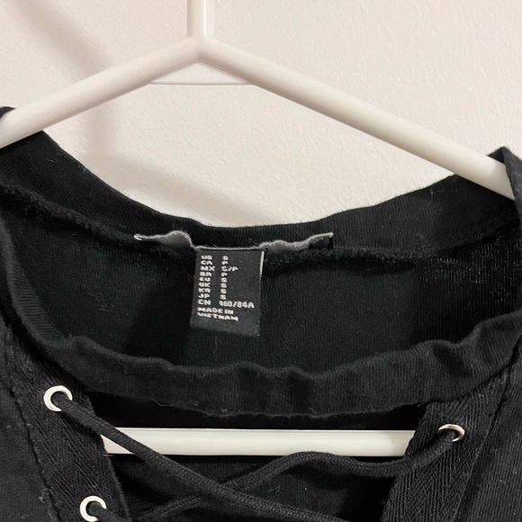 Criss-Cross Plunge Tee - Picture 2 of 3